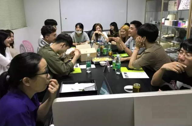 老師和同學(xué)在學(xué)習(xí)手板模型制作后，自己動(dòng)手組裝的產(chǎn)品